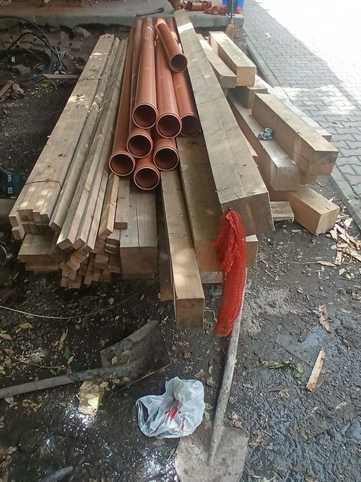 Vând lemn rămas dintr-o construcție mai mare este nefolosit