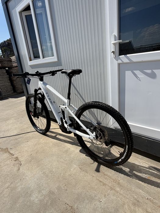 Bicicleta electrica cube  ONE44 EXC 800 METALLICWHITE BLACK 2025