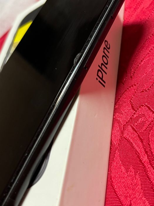 Продавам Iphone SE 2020