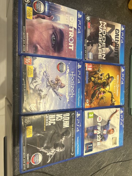 Ps4 с игровыми дисками, джойстиками