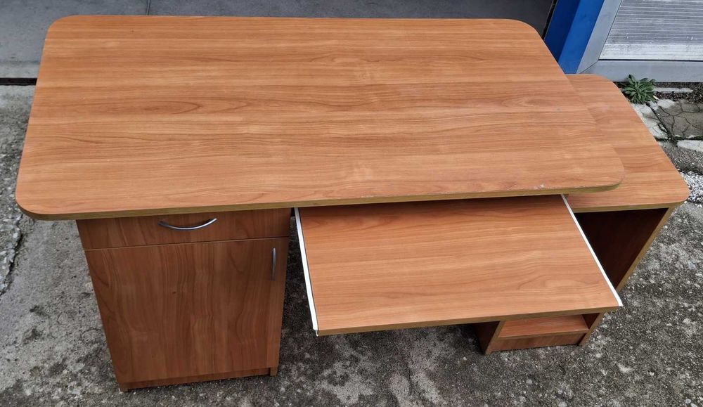 Бюро за компютър и ъглово бюро