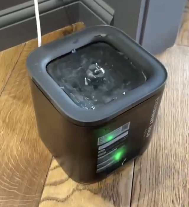 Продаеттся поильник для кошек