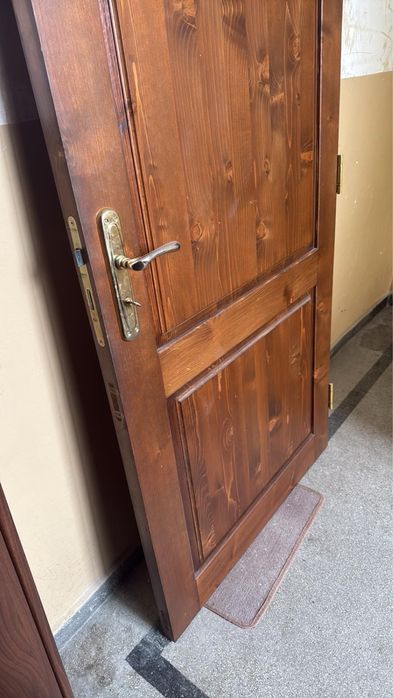 Входна врата от масивно дърво