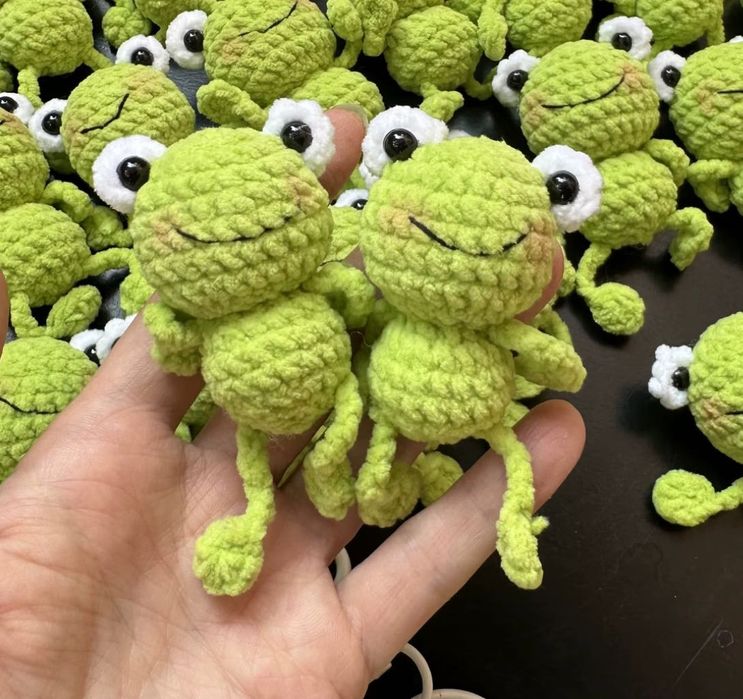 Вязаные игрушки лягушата