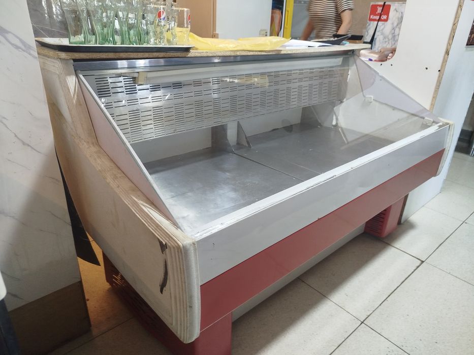Продам витринный холодильник