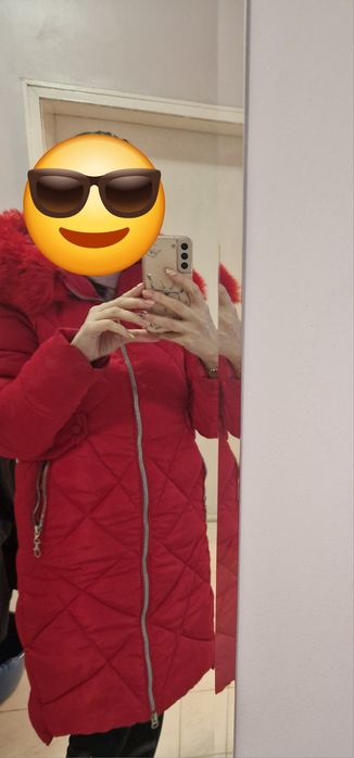 Ярка червена парка с пухена качулка