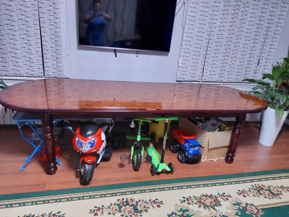 Продаётся  стол.