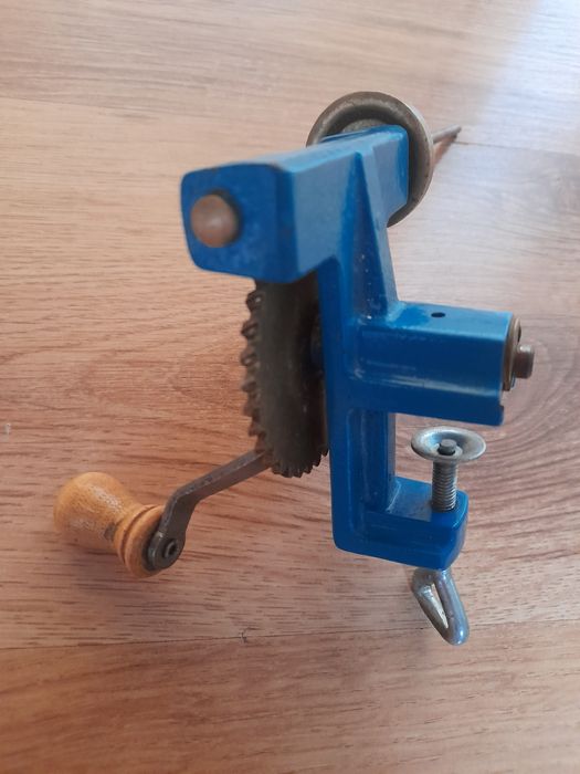 Mașină de bobinat manuală