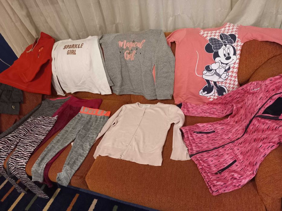 Продавам дрехи момиче