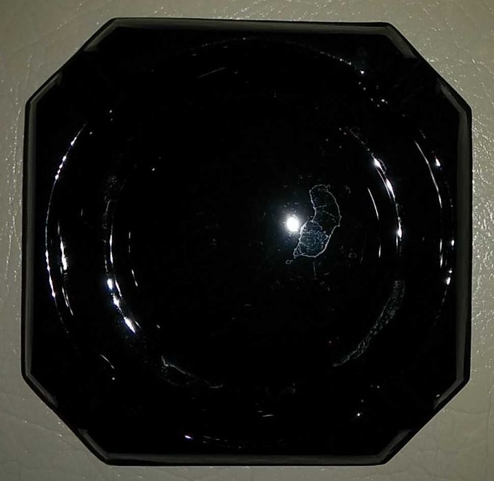 Пепелник от черно стъкло