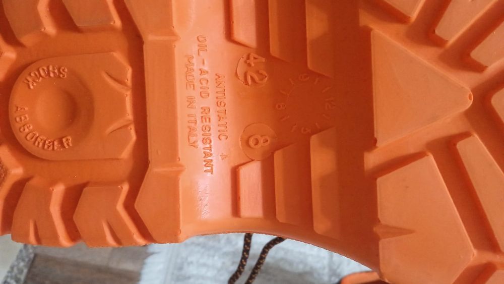 Продам спец обувь 42 размер, новые