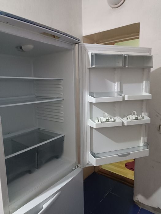 Продам двухкамерный холодильник Атлант