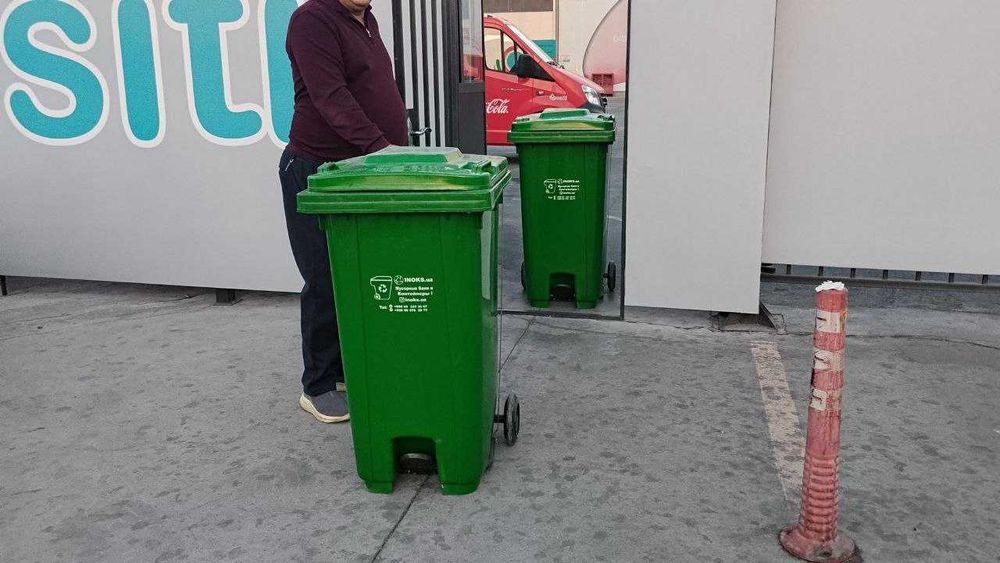 Пластмассовый контейнер для мусора