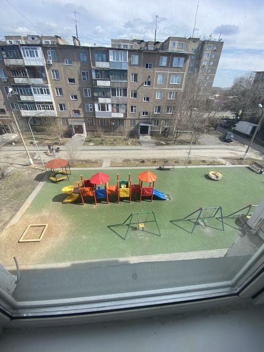 Продаю 2 х комнат квартиру .