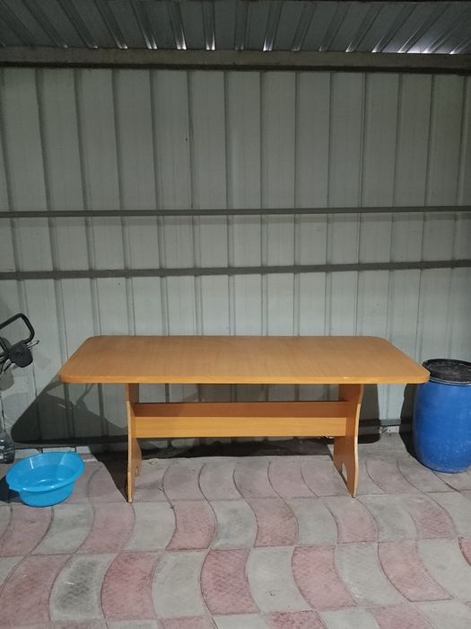 Продается стол деревянный