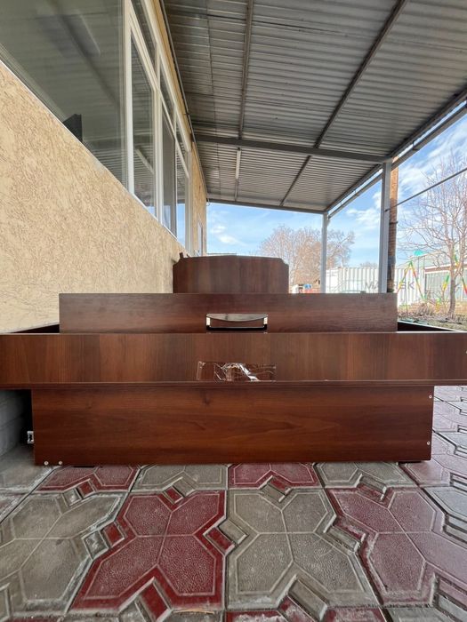 Продам кровать с матрасом торг есть