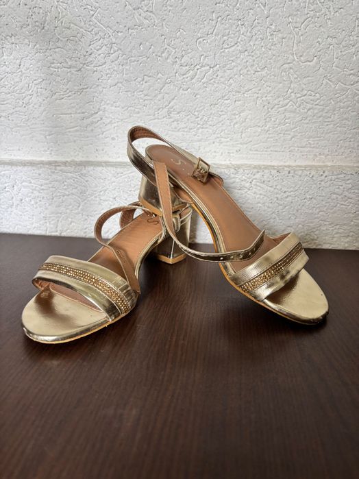 Дамски сандали с нисък ток