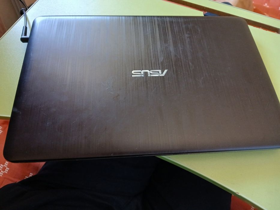 Asus notebook sotiladi