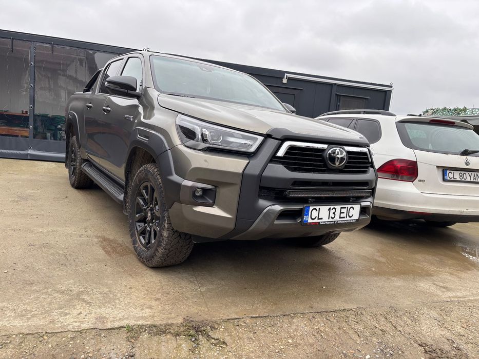 Toyota Hilux Invincible 2025