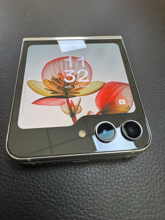 Samsung Galaxy Z Flip5 с памет 256GB и цвят Cream (светлобежов/ванилия)