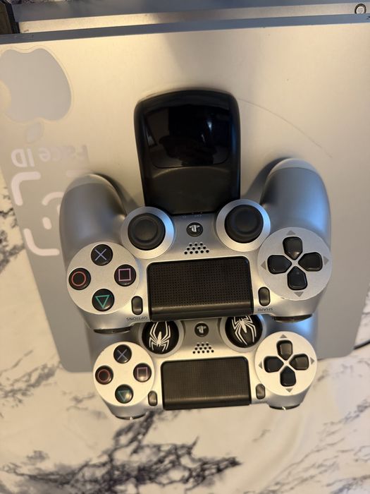 Consolă PlayStation 4 Slim Silver (Argintiu) 500GB + 2 Manete Originale + 2 Jocuri (GTA V, AC Syndicate)