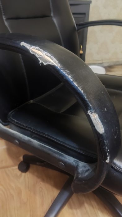 Кожен офис стол.