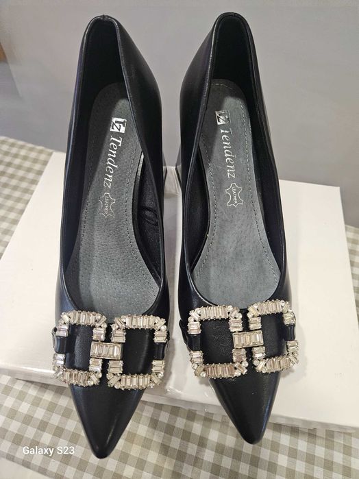 Официални черни обувки с брошка