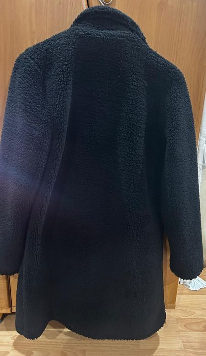 Черно пухкаво палто