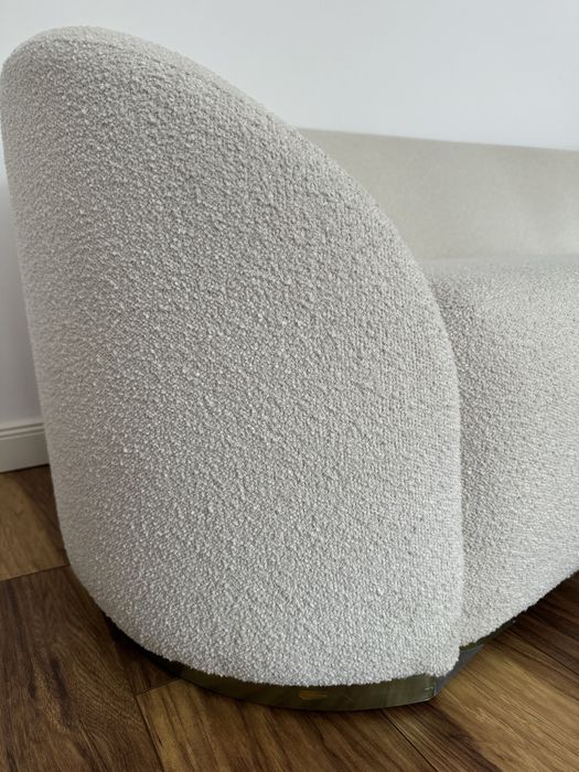 Canapea modernă bouclé alb, design curbat, stare foarte bună, 2 perne incluse