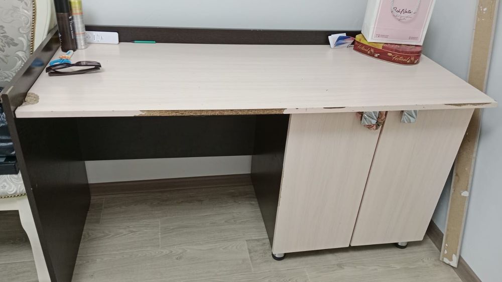 Детский стол с полкой