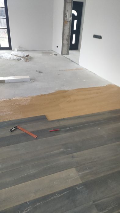 Executam lucrări în domeniul construcțiilor .