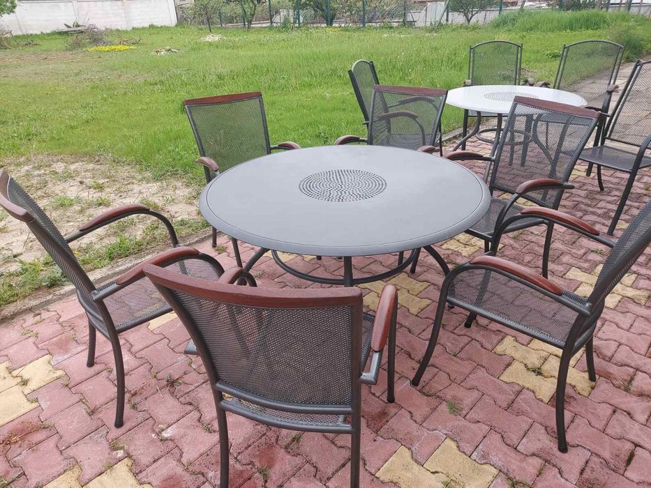 Кръгла,метална градинска маса