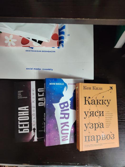 Yangi kitoblar sotiladi