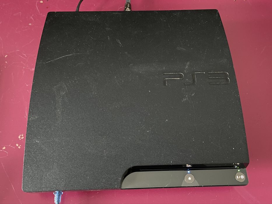 Consola Sony PlayStation 3 în stare bună de funcționare.