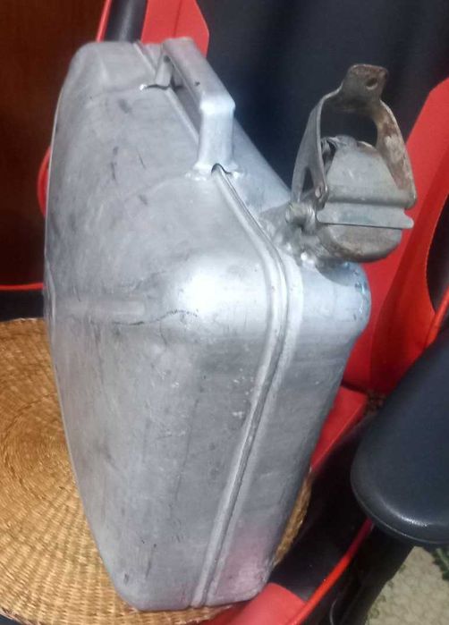 Продам  металлическую канистру 20 литровую