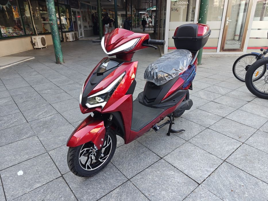 Scuter electric SC1500 cu putere de 1500 W, viteza maxima de 25 km/h, conform reglementarilor UE, fara permis
Scuterul electric vine echipat cu un mot