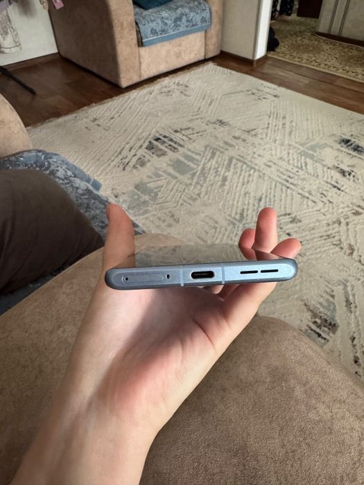 Oneplus 12r    .