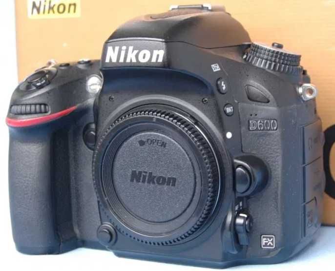 Nikon 600 în cutie
