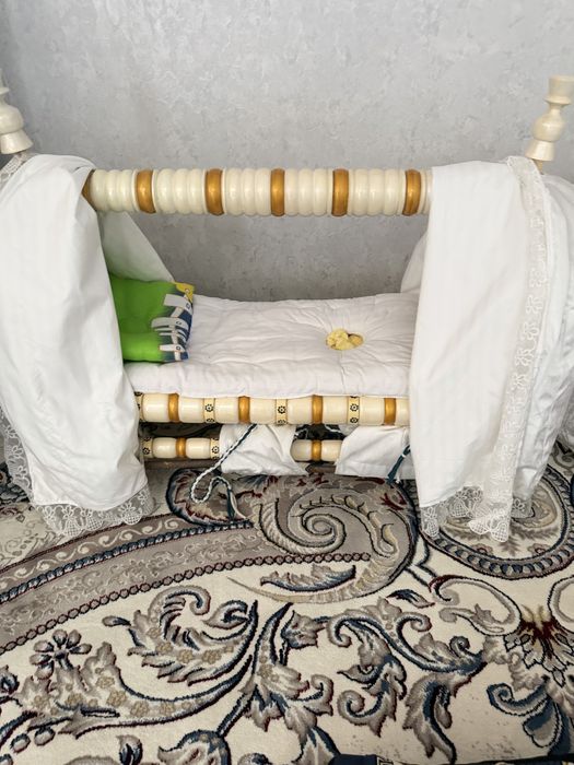 Oq Beshik hamma narsalari bilan(korpacha,pardasi, bogichlari