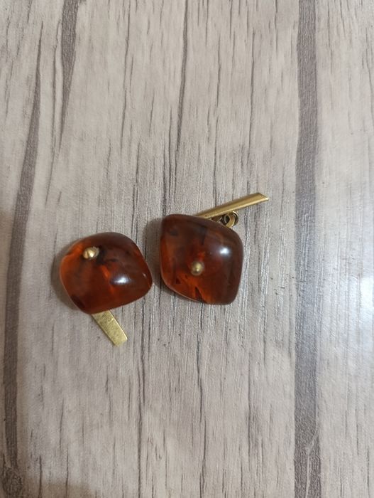 Запонки янтарные