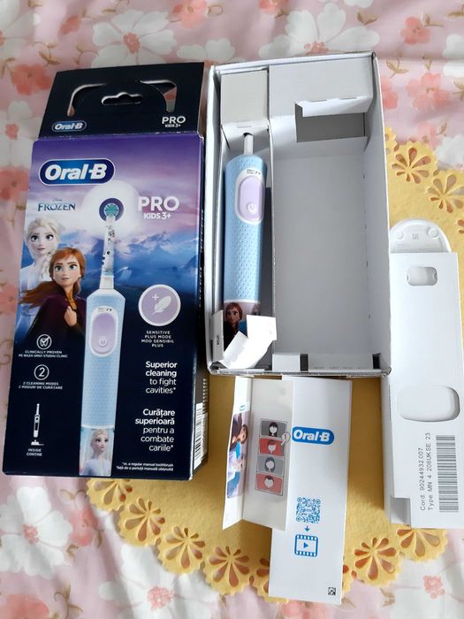 Periuta dinti electrica pentru copii Oral-B Pro Kids 3+, Frozen, sensitive