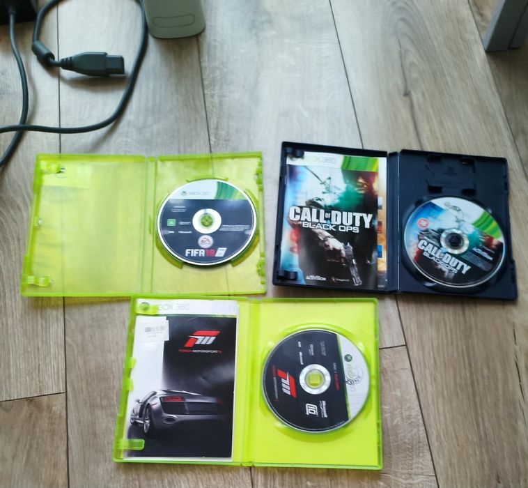 Xbox 360 fat във перфектно състояние със 3 игра подарък (call of duty black ops 1, fifa 18, forza Motorsport 4) Само с лично предаване за гр.Бургас