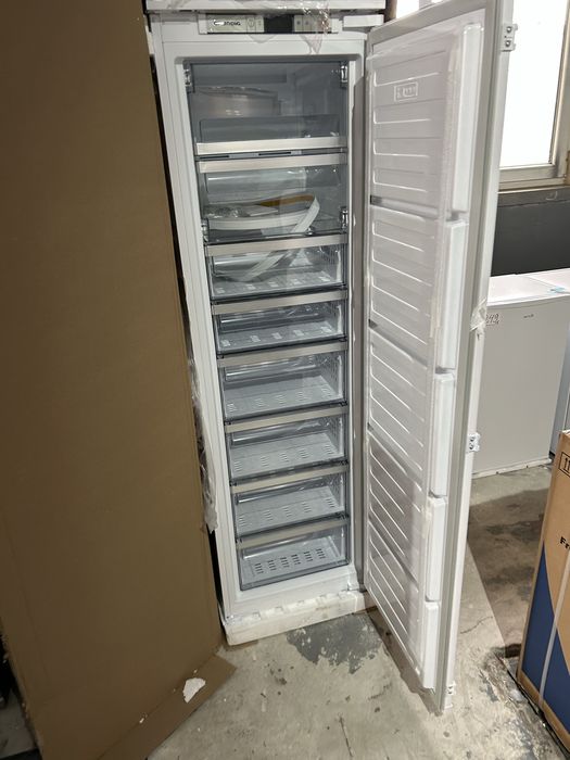 НОВ No Frost Вертикален фризер за вграждане GRUNDIG 177 См ,250 литрa