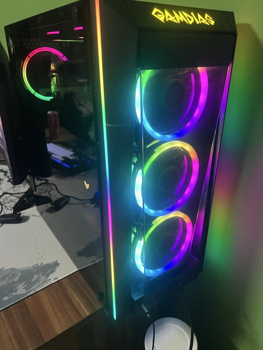 Компютър със два монитора