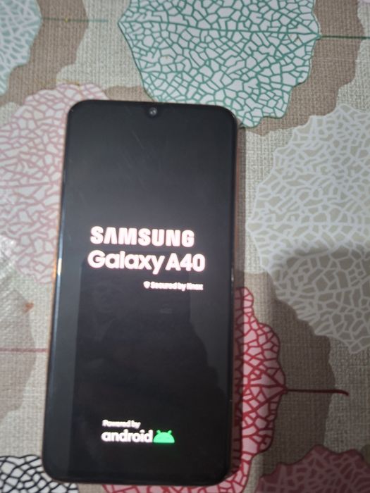 Vând samsung a40 impecabil are câteva fisuri pe ecran da nu rău are o 2 zgreturi pe ecran are 64 de gb  4gb ram