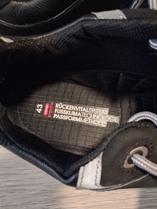 Vand bocanci de lucru negri