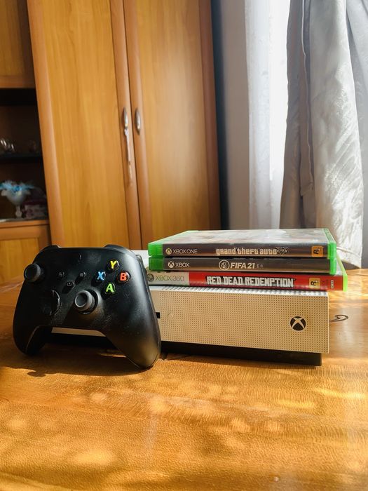 Vând Xbox one s cu 2 jocuri