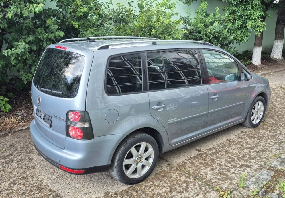 VOLKSWAGEN Touran 2010