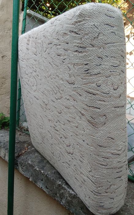 Единично легло и възглавница