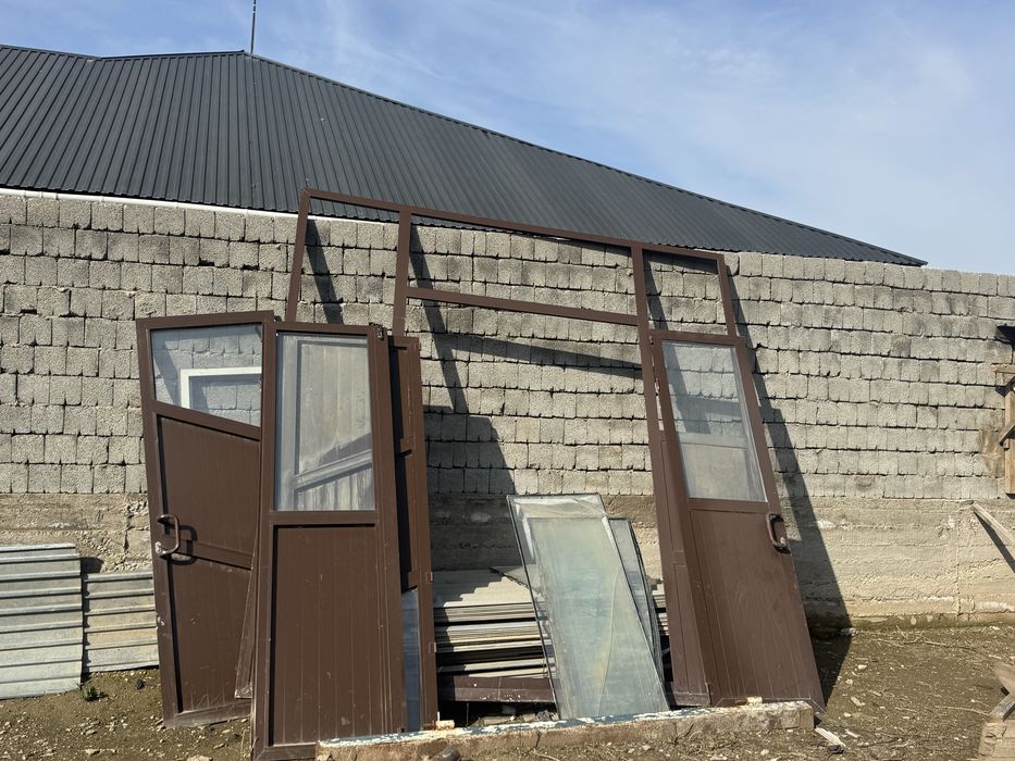 Дверь пластик входящий, с окнами